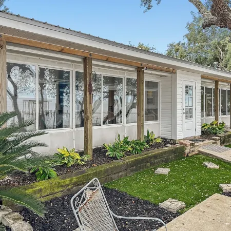 Baywatch Paradice Paradice  8 m to Beach, Private Pier, Sleeps 8 Fenced Dog Area