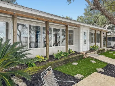 Baywatch Paradice Paradice  8 m to Beach, Private Pier, Sleeps 8 Fenced Dog Area โรงแรมใน