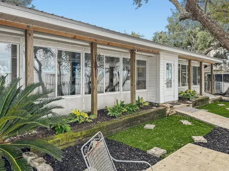 Baywatch Paradice Paradice  8 m to Beach, Private Pier, Sleeps 8 Fenced Dog Area