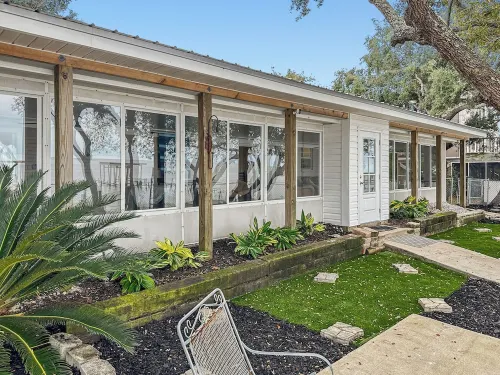 Baywatch Paradice Paradice  8 m to Beach, Private Pier, Sleeps 8 Fenced Dog Area