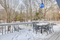 The Lux Big Blue House~Movie Room~Arcades~HotTub~6Br~FirePit~Family Friendly!