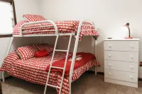 Quiet, 4-bed home with a park view. Hotels in Clarksville