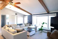 The Boathouse4 Bed 2 1/2 Bath Lake Home