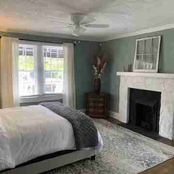 Cozy Cottage on Canton Street just steps away from nightlife, shopping and parks Rooms