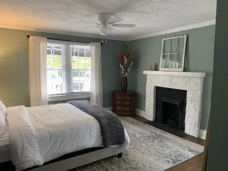 Cozy Cottage on Canton Street just steps away from nightlife, shopping and parks