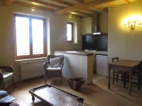 The cherry tree Podere il Giglio: Romantic apartment on the hills and swimming pool Hotels in Radicondoli