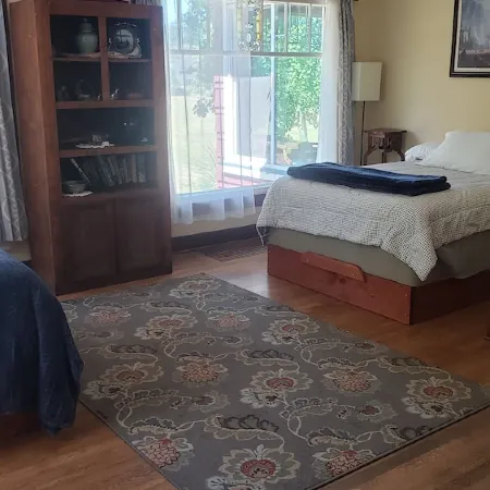 Vintage Island Home 2 Blocks From Town. 4 Bdrs, 2 Kitchens, 3 Bath. Can Sleep 14