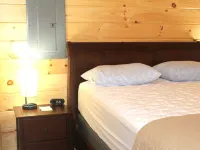 Stevens Lane New Log Cabin - Lamoka Lake - Just Steps from the Water's Edge. Hotels in Tyrone