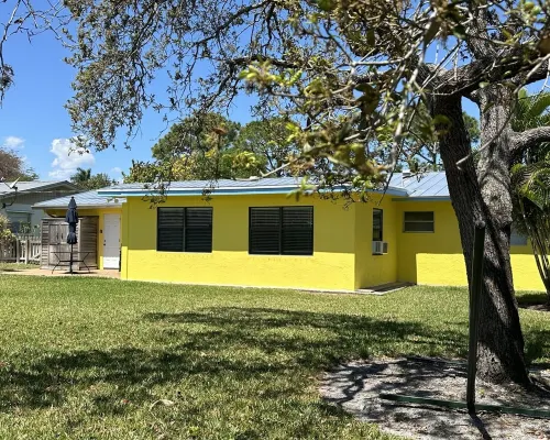 Casa Celeste. Fenced Back Yard. Close to Boat Ramp. Children and Dog Friendly. Hotels in Palm City