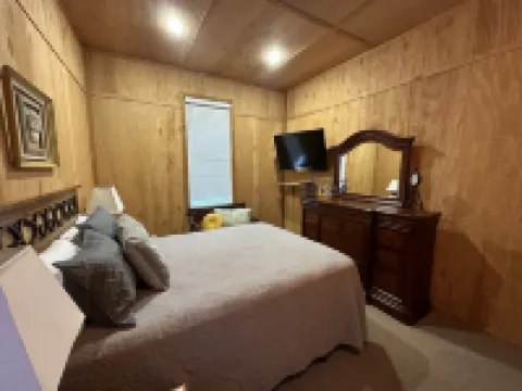 Beautiful rustic lodge located on Lake Guntersville with private boat ramp/dock