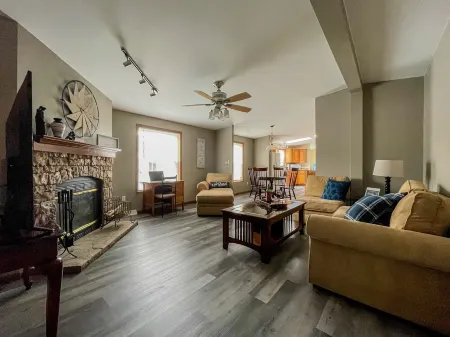 Vacation Delight-Two blocks from boat launch, park, beach and popular Newman St.