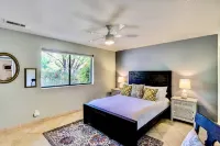 —> 2 Bed en-suites + Fire Pit Lounge! <— 鐘岩附近的飯店