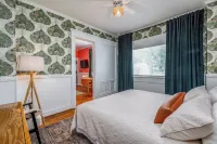 King Bed, Pet Friendly, Main Floor, Walk Downtown Hotels in 