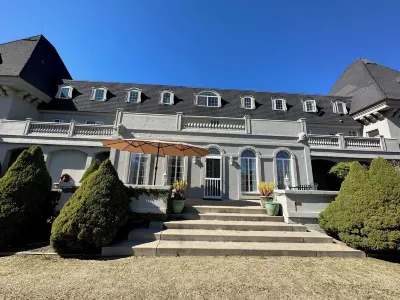 Chateau Herb ~ Miranda Carriage House Apt Hotel dekat Music Building