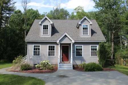 Cozy Home Near Downtown, Shops, and Restaurants. Отели в г. Кин