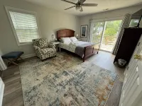 Sunny, welcoming home, close to the beach Bluewater Vacation Rentals Emerald Isle, NC 주변 호텔