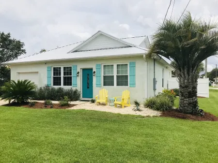 1 Block to the Beach, Private POOL and FREE 6-Person golf cart!!