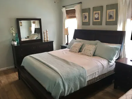 1 Block to the Beach, Private POOL and FREE 6-Person golf cart!!