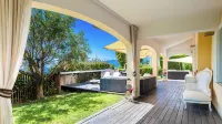 House "The Seagull" with garden/ grill/ jacuzzi sea view Hôtels à proximité de : Spiaggia del Darsenún
