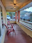 Cozy, remodeled townhome retreat in downtown Historic Wallace!