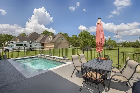 Pepe's Place - Newer Home w/heated Spa Pool, close to Galveston Island & Houston