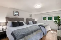 Skyline - Entire Modern 3-Bedroom House with Game Room, Sauna and Views!