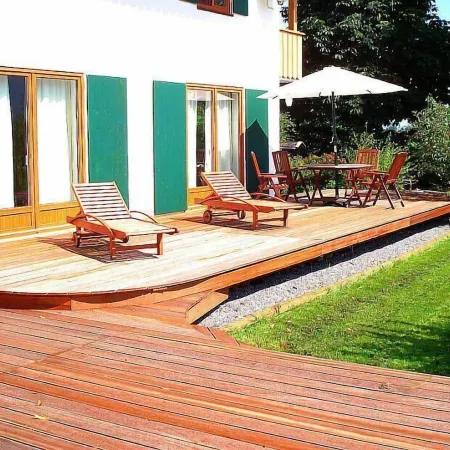 Sunny, spacious & fully equipped, castle views, close to lake/beach, restaurants
