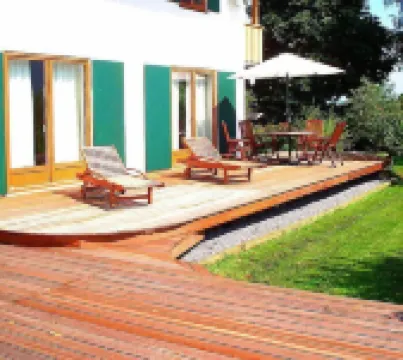 Sunny, spacious & fully equipped, castle views, close to lake/beach, restaurants