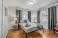 Comfy Homestay- Large Deck & Backyard - near St Paul Hotéis em Little Canada