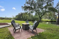 Waterfront Outdoor Bar, Game Room, Fire pit, Grill, Fishing Bay St. Louis Home