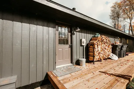 Your own private lake with lodge! Sleeps 24 people. Lots of parking.