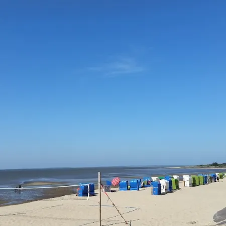 Sea view, freshly renovated, sun balcony, right by the sea and close to town, WiFi