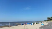 Sea view, freshly renovated, sun balcony, right by the sea and close to town, WiFi