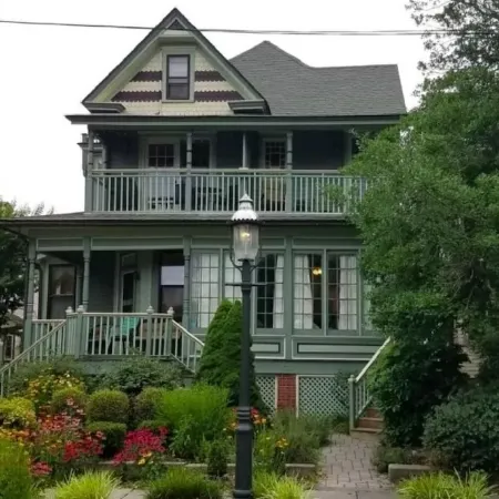 Beautiful, Cozy Condo with large private deck!