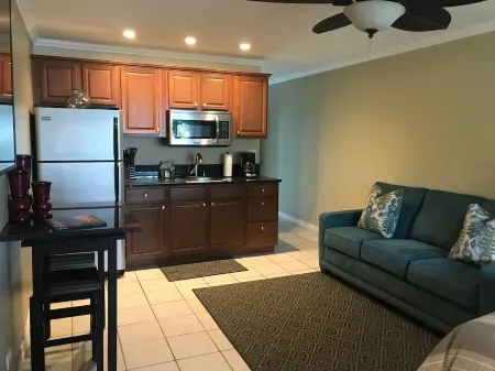 The Palm- Cozy condo in the heart of Kona Отели рядом с достопримечательностью «Маниниауоли Бич»