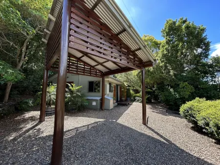 Eco-luxe studio and amazing Glasshouse Mountains views.