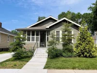 Lincoln 1 - Relax by Lake Michigan, beach, just a quick drive away, fenced yard,