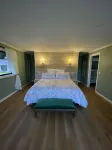 Q1 on Crestview, Adorable 1 Bedroom Farm Stay Cabin Budgee Budgee 호텔