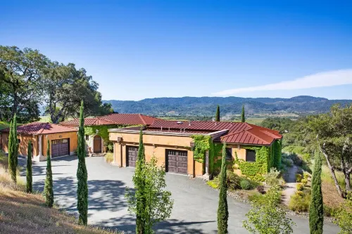 Healdsburg Villa on a Vineyard with Amazing Poolside Sunsets