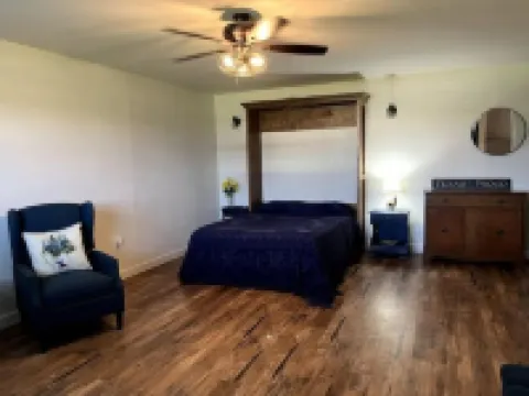 Cuddly Critters Cottage - Alpacas, Goats, Emu's and YOU!