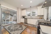 Relax at this charming, cozy DT hideaway - Pet friendly