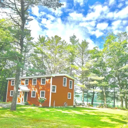 STUNNING WATERFRONT HOME ON PITCHER POND - LINCOLNVILLE. 3 bedrooms, 3 baths! Отели в г. Линкольнвилл