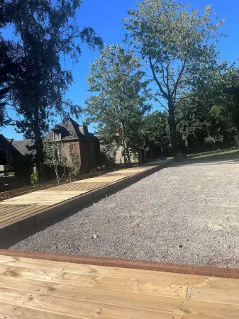 Clécy center, 10 min walk from the banks of the Orne .4 to 10 people adjustable rates Отели в г. Клеси