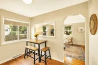 Cozy- Stylish 2 bd with fenced in back yard w/ Firepit