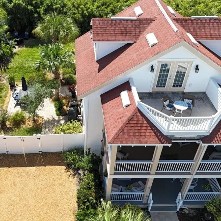 Luxury Beach House, Private Salt Pool. Walk to the Private Beach