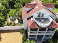 Luxury Beach House, Private Salt Pool. Walk to the Private Beach