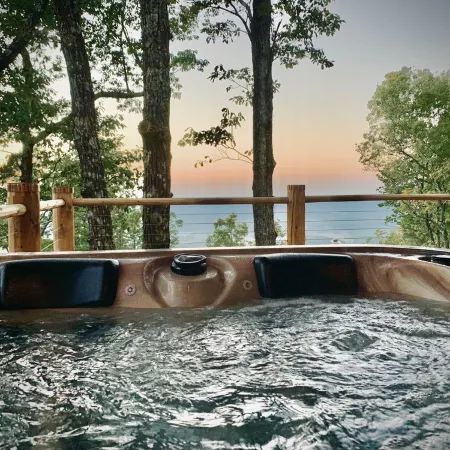 NEW Owl and Moon Romantic Cabin Majestic Views for Miles Fireplace and Hottub