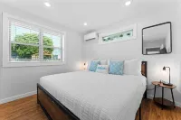 Cozy Zero Step Cabin by Lake. Pvt. Hot Tub. Pool. Fire Pit. Pickleball. Kayaks