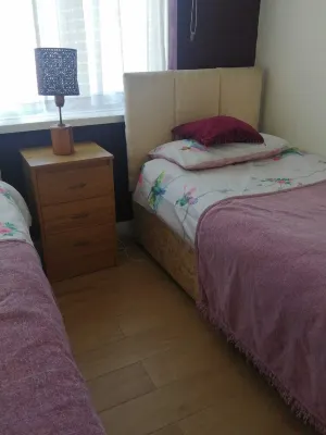 Hillside 2 bedroom holiday bungalow, sleeps 6, south facing, 5 min walk to beach