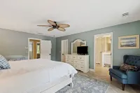 Beautifully Renovated, One Story, Private Pool w/Spa. 15 min. easy walk to Beach